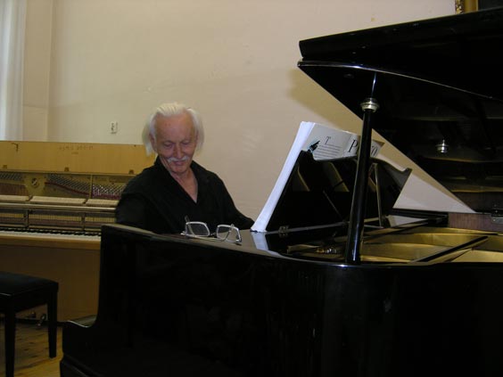 Tadeusz Wacławski przy fortepianie